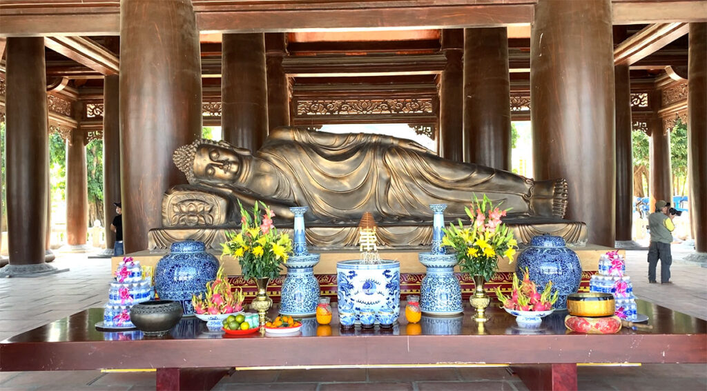 Thắp hương lễ Phật và hai vị hộ pháp tại cổng Tam Quan