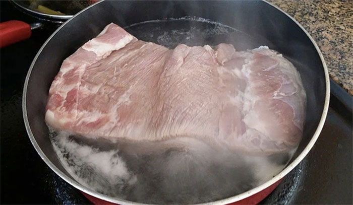 Chần thịt bằng cách cho miếng thịt vào nước đun sôi sẽ làm cho miếng thịt biến tính co lại.