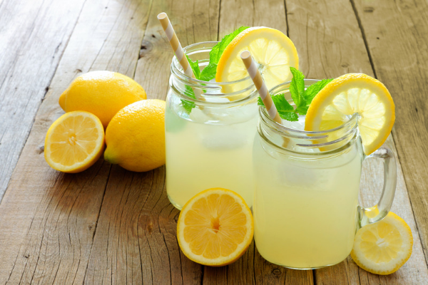 Nước chanh chứa nhiều vitamin C tốt cho da