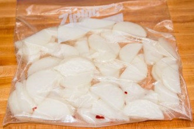 ngâm củ cải trắng với giấm đường trong túi ziplock