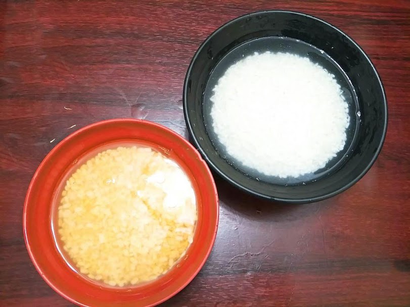 Ngâm gạo nếp và đậu xanh trong nước khoảng 3-4 tiếng cho mềm