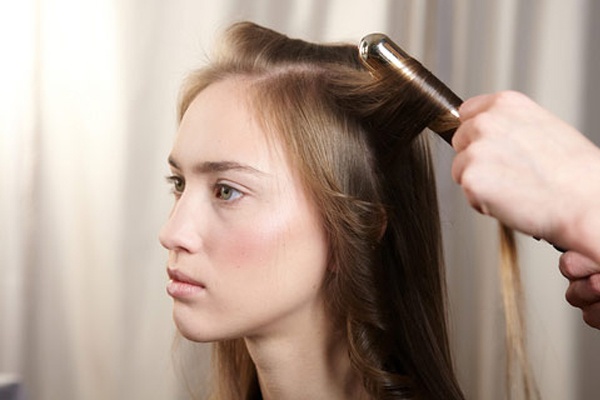 Trong quá trình điều trị rụng tóc nên hạn chế tạo kiểu tóc hoặc chỉ tạo các kiểu tóc nhẹ nhàng