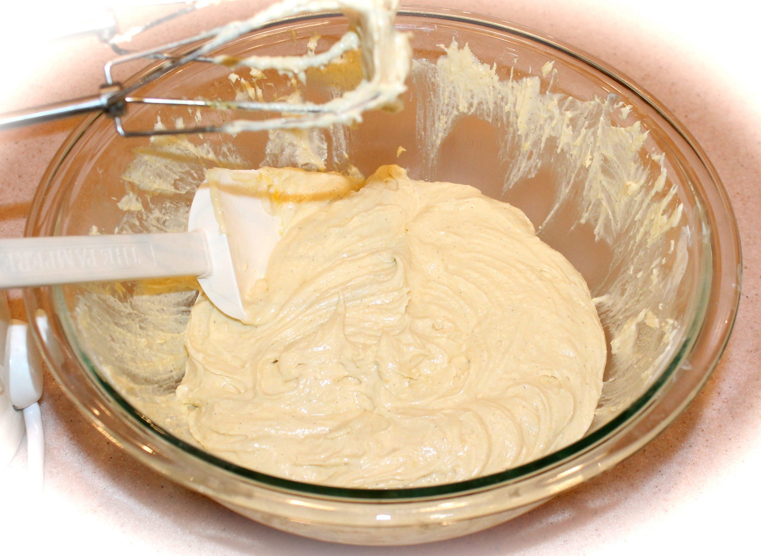 Trộn bột kỹ để giúp cốt bánh khi nướng ngon hơn