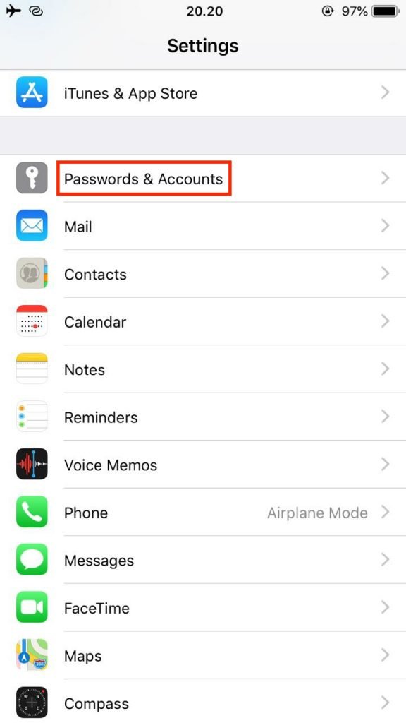 vào mục Password & Accounts trên iPhone