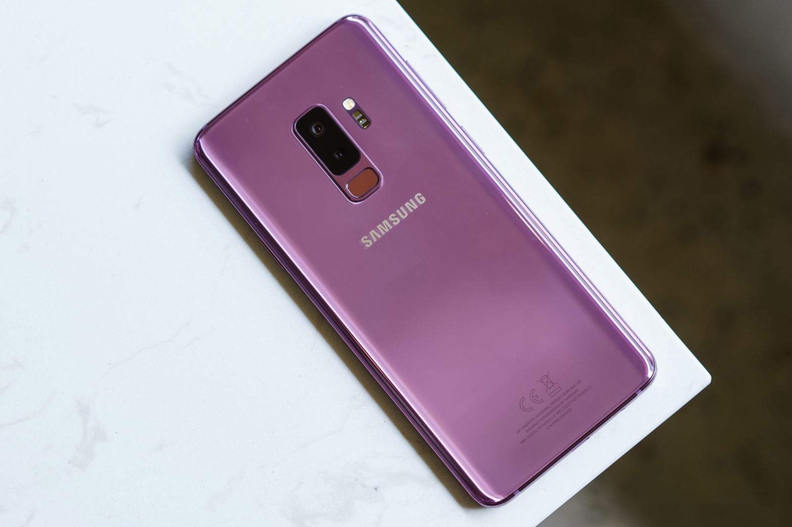 Màn hình điện thoại bị màu tím 
