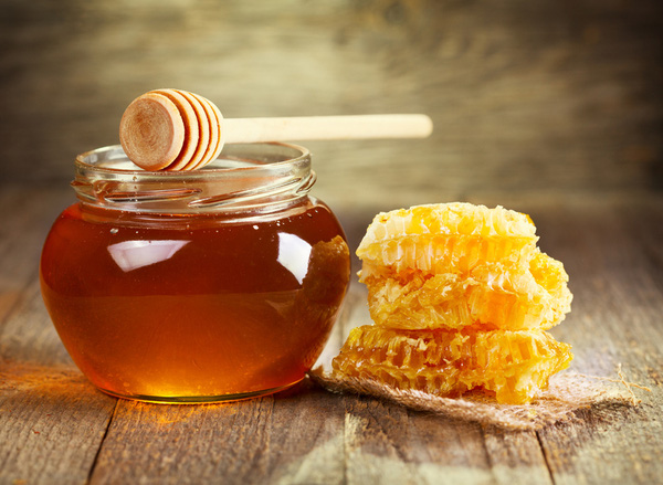 Dùng mật ong để làm mềm tóc cứng tự nhiên hiệu quả
