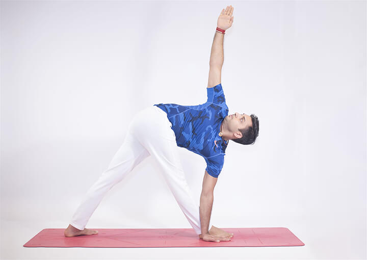 Tập tư thế yoga tam giác đòi hỏi sự kết hợp của nhiều bộ phận
