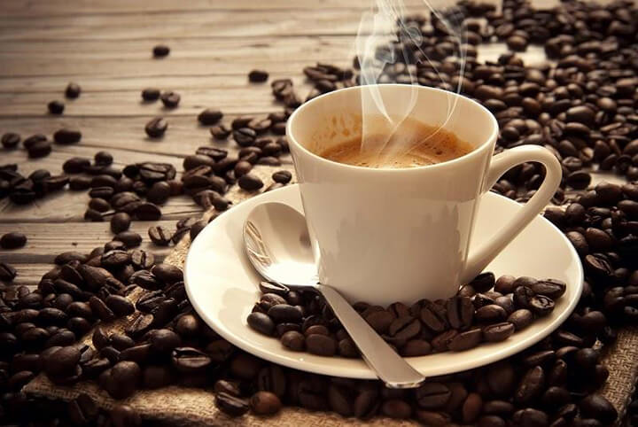 Ăn sáng giảm mỡ bụng có thể kèm với ly cà phê nóng.