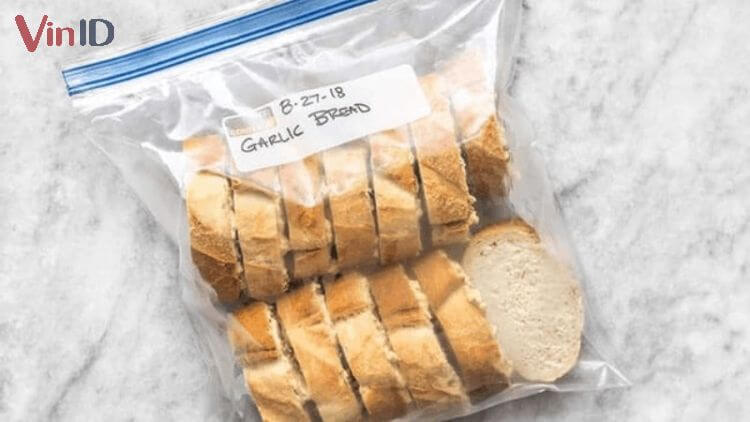 Bảo quản bánh mì với túi zip