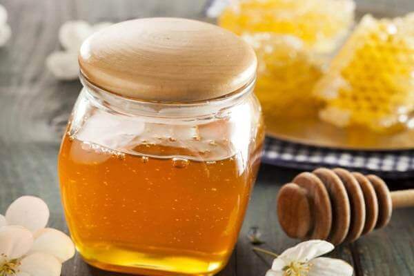 Mật ong là một thực phẩm tốt cho sức khỏe và có nhiều tác dụng làm đẹp. 