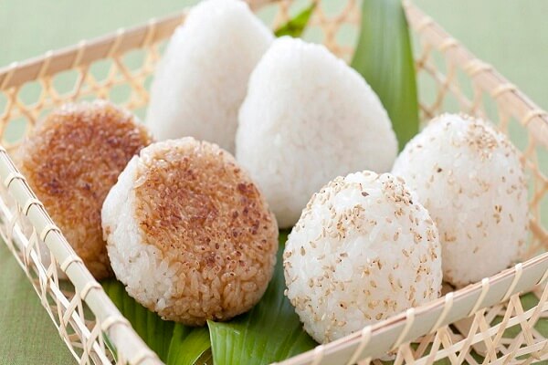 2 cách làm cơm nắm muối vừng (muối mè) và cơm nắm Onigiri Nhật Bản cho bé thích thú chóng ăn