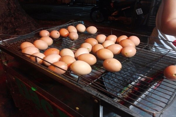 Đem phần trứng ra nướng trên than hồng khoảng 10 phút