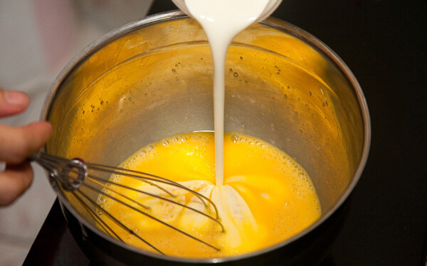 Cách làm caramen ngon – Bổ sung sữa tươi vào trứng và quấy đều lên