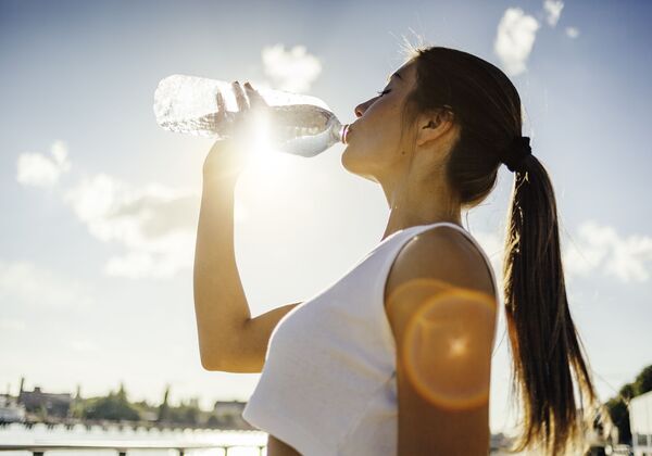 Bạn nên uống đủ nước trước - trong - sau khi chạy bộ.