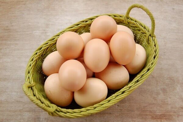 Chọn trứng gà mới tươi sẽ giúp món ăn ngon hơn