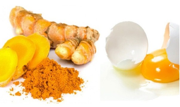 Lòng đỏ trứng kết hợp với nghệ giúp loại bỏ mụn cám và xóa mờ vết thâm