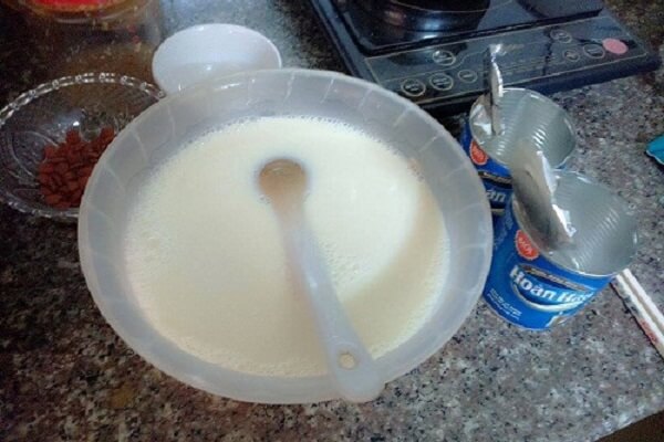 Nấu nước sôi, trút lượng sữa đặc vào