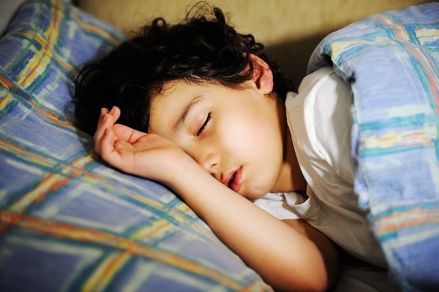 Ngủ đủ 8 tiếng mỗi ngày giúp trẻ 14 tuổi cao lớn khỏe mạnh