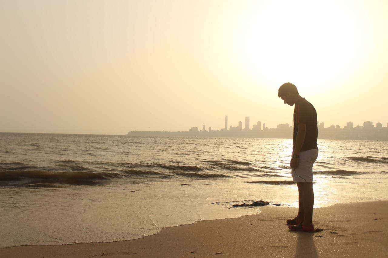 Hình ảnh chàng trai buồn đứng trước bãi biển