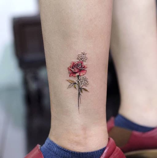 Mẫu tatoo bông hồng nhỏ ở chân