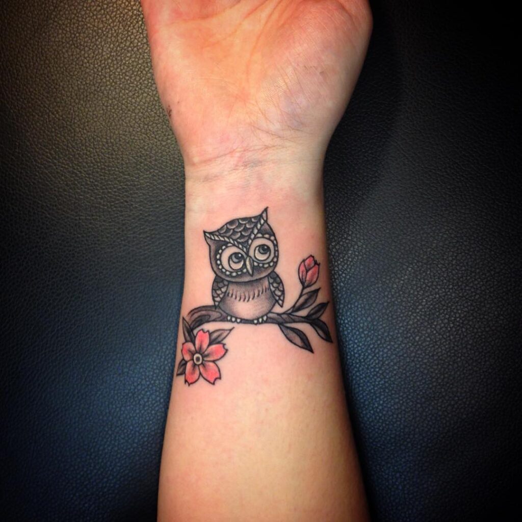 Tattoo chim cú mèo mini ở tay cute