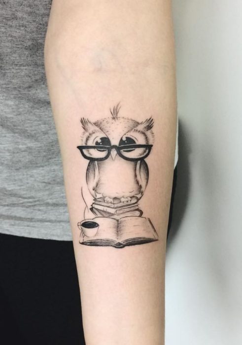 Tattoo cú mèo đọc sách dễ thương