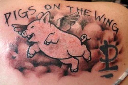 Tattoo lợn có cánh ở lưng