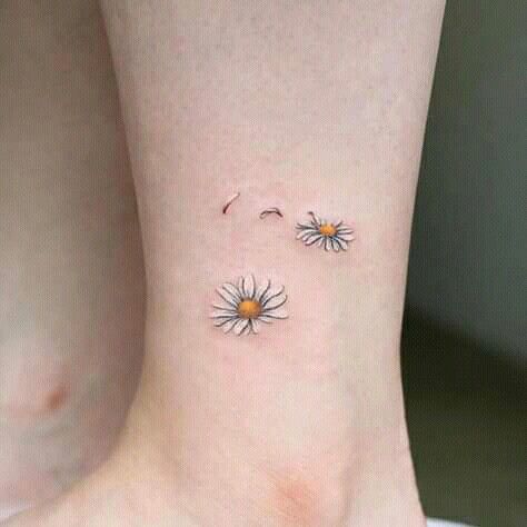 Tattoo xăm hoa cúc nhỏ ở cổ chân