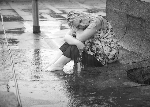 Hình ảnh buồn khóc trong mưa đầy tâm trạng khi yêu