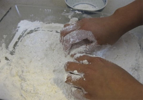 Trộn bột khô - cách làm bánh trôi bánh chay