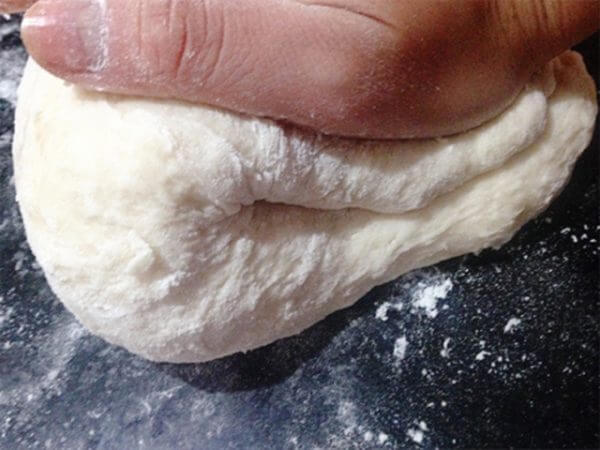 Nhào bột làm bánh - cách làm bánh trôi nước