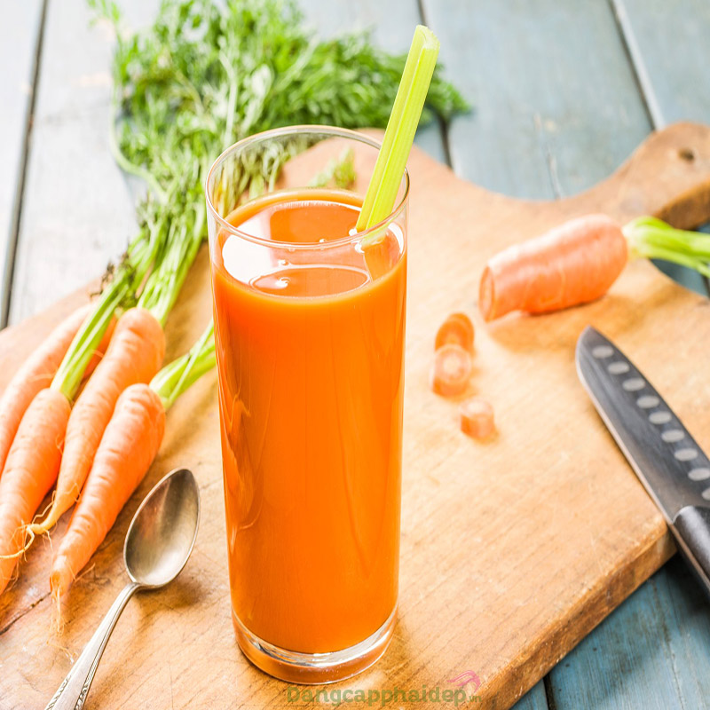 Cách làm nước uống thải độc cơ thể bằng cà rốt.