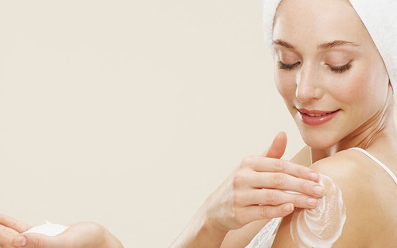 Sau khi tắm trắng toàn thân hãy thoa kem dưỡng thể cho da cân bằng độ ẩm và cấp thêm dinh dưỡng cho da