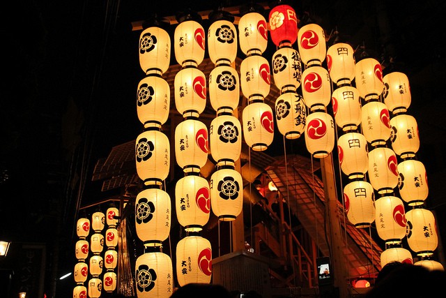 Cảnh những cái lồng đèn sáng ngời trong đêm tối tại Nhật