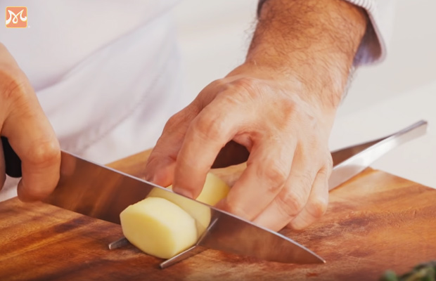 cắt lát mỏng khoai tây
