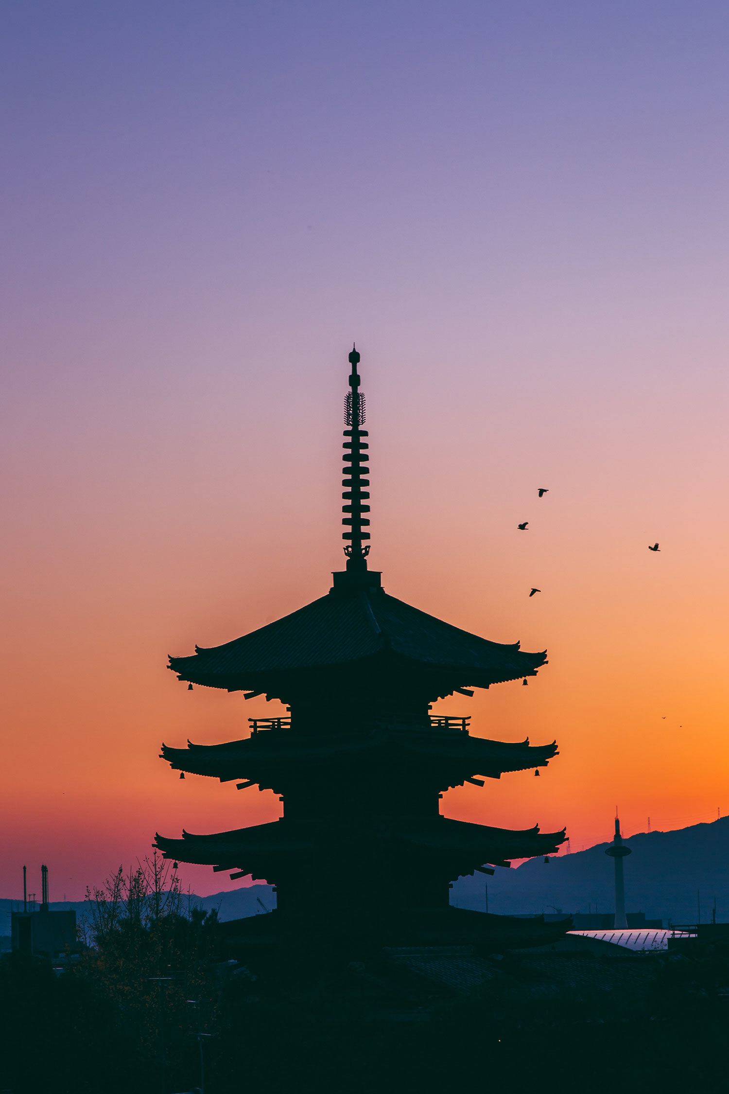 Hoàng hôn phủ sắc cam xuống mái tháp của Nhật Bản