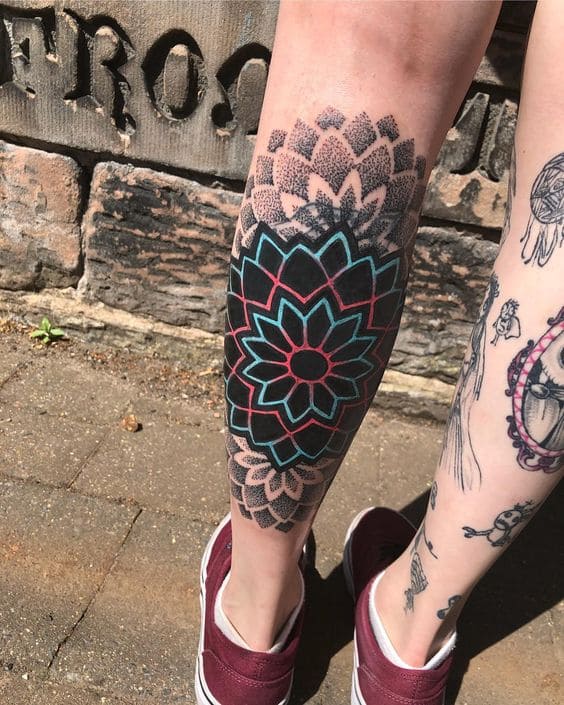 mẫu tattoo hoa văn trên bắp chân nữ